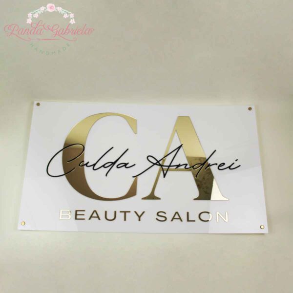 panou-logo-personalizat- din-plexiglas-pentru-salon-infrumusetare