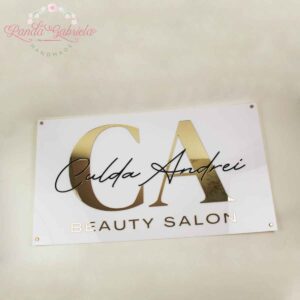 panou-logo-personalizat- din-plexiglas-pentru-salon-infrumusetare