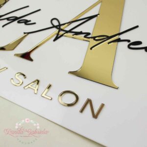 panou-logo-personalizat- din-plexiglas-pentru-salon-infrumusetare